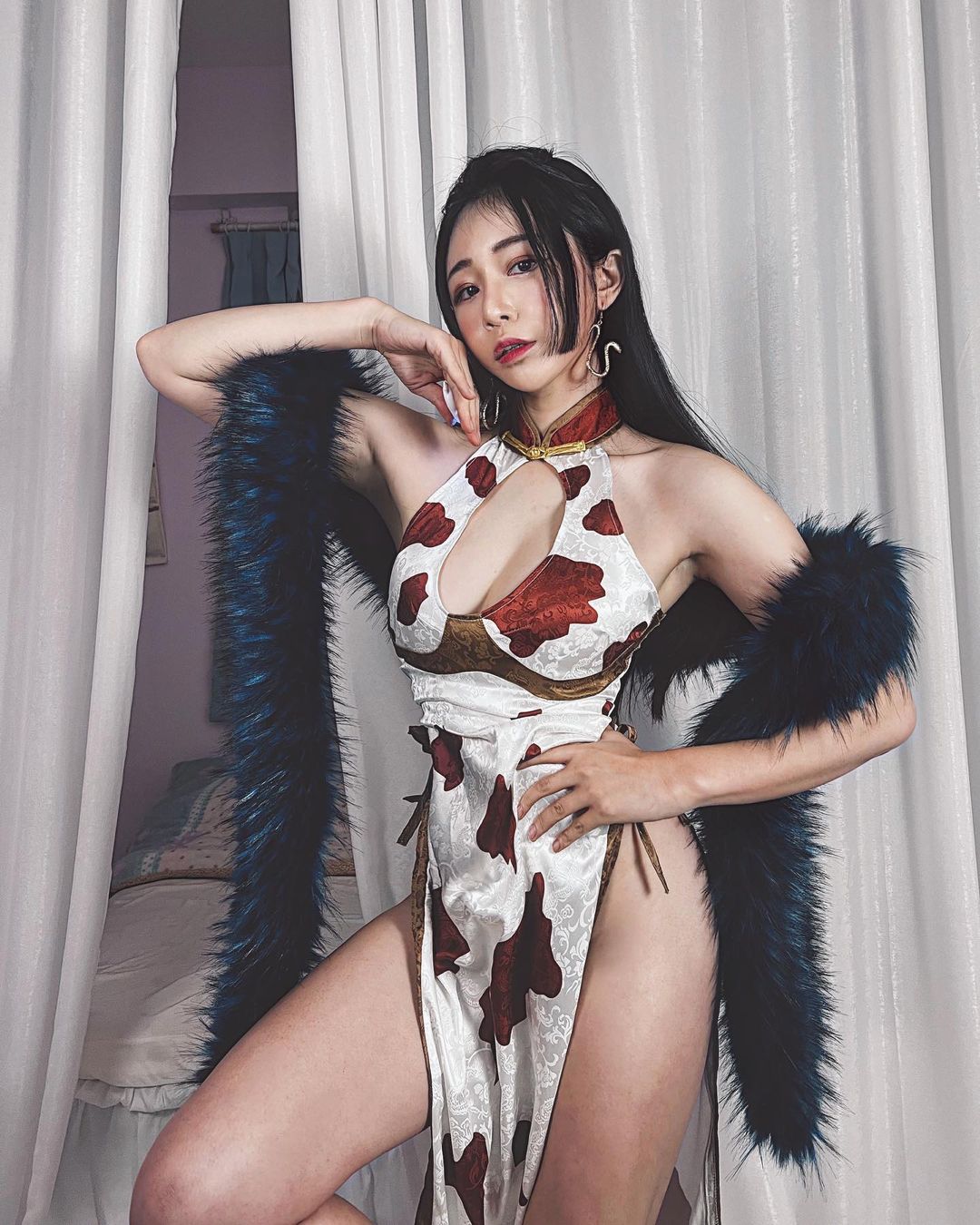 「火辣女超人」裙襬狂露「性感屁股蛋」，銷魂曲線帶筋肉超逼人