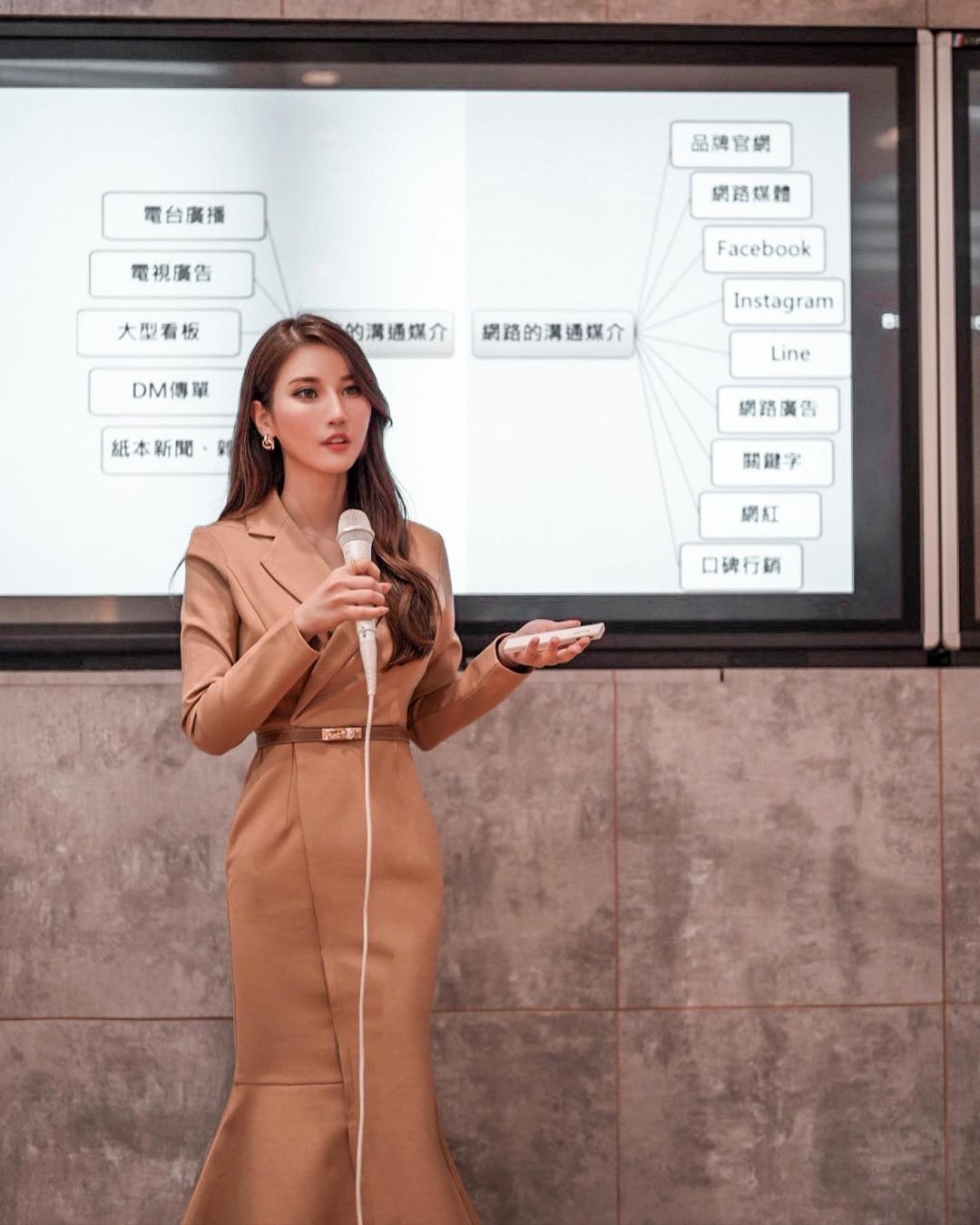 德明科大「正妹講師」甜到被學生包圍！氣質出眾臉蛋精緻，比基尼顯「超有料曲線」！