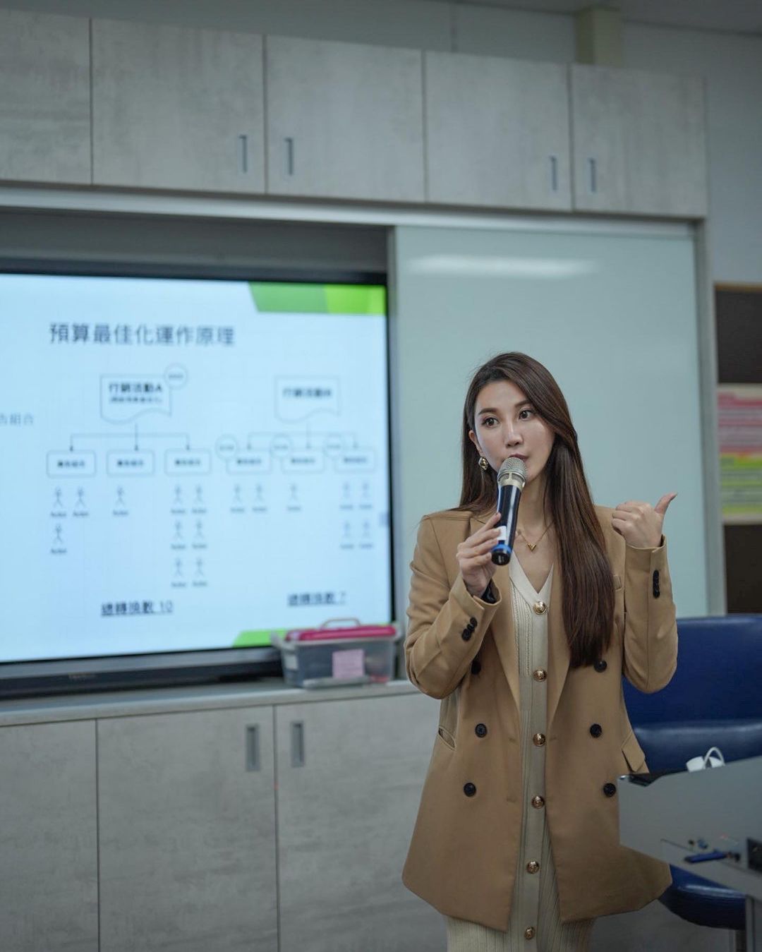 德明科大「正妹講師」甜到被學生包圍！氣質出眾臉蛋精緻，比基尼顯「超有料曲線」！