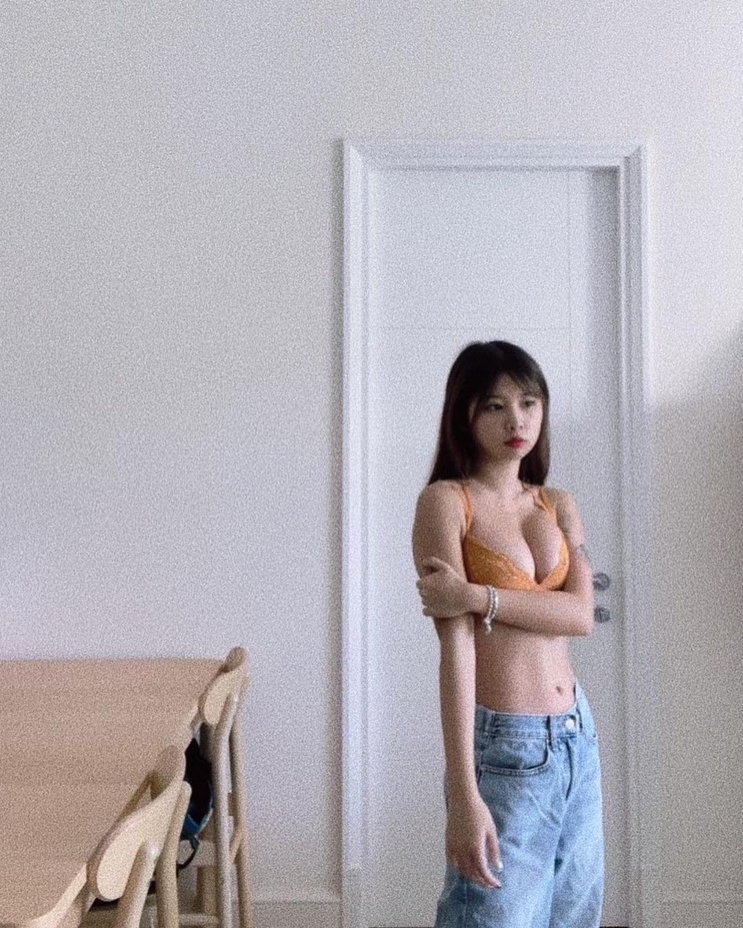 「神隱少女」清甜顏值惹人愛，居家狂掏巨乳網友讚：「頂級配備！」