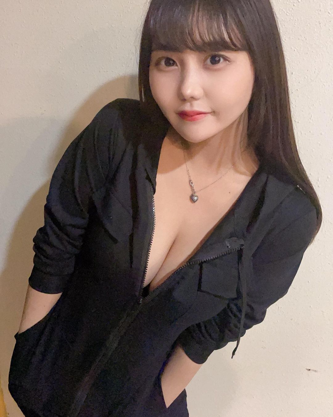 日本慶大「巨乳學生妹」公園玩飲水機，兇猛雙峰「抖動弧度」讓人看傻眼！