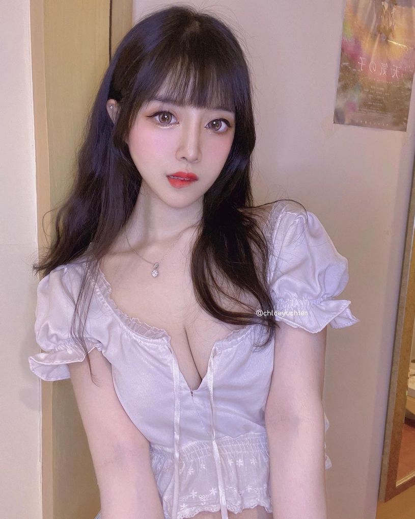 正妹英文老師「宇倩」超爆乳用餐，「渾圓美乳」比食物還誘惑！