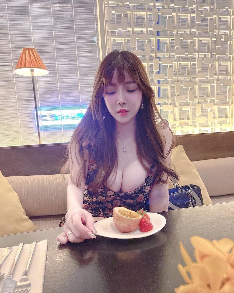 正妹英文老師「宇倩」超爆乳用餐，「渾圓美乳」比食物還誘惑！