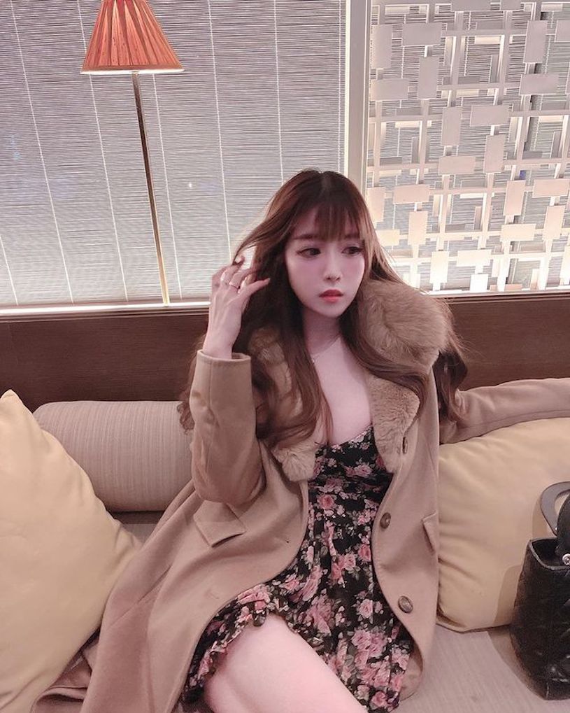 正妹英文老師「宇倩」超爆乳用餐，「渾圓美乳」比食物還誘惑！
