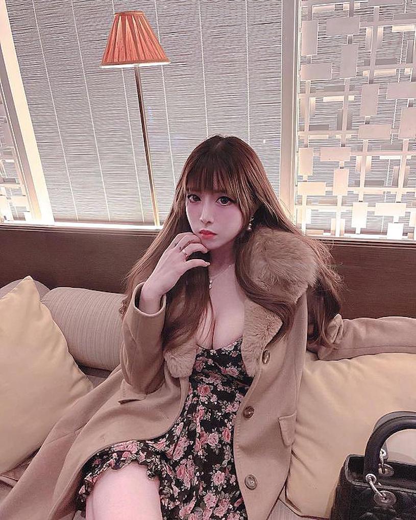 正妹英文老師「宇倩」超爆乳用餐，「渾圓美乳」比食物還誘惑！