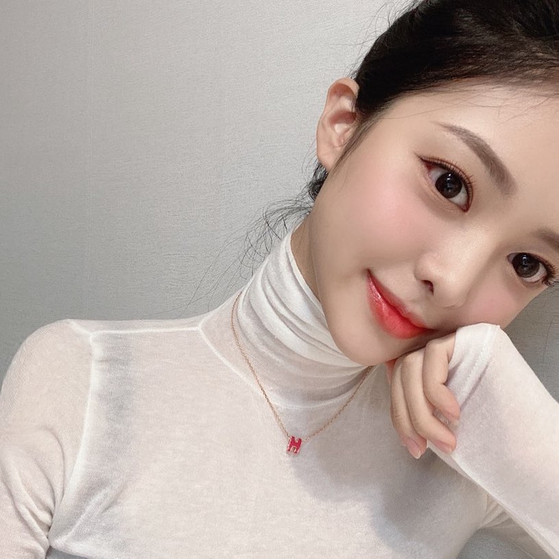 梨花大學「高顏值眼鏡女孩」，透膚上衣「黑內衣若隱若現」！