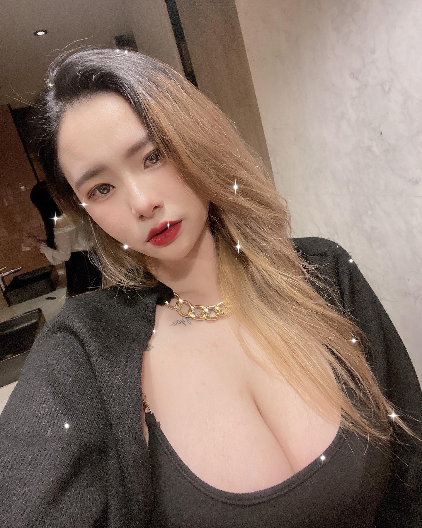 可以解開你的心嗎？巨乳正妹「mumu」超猛戰服露出兩個大白湯圓