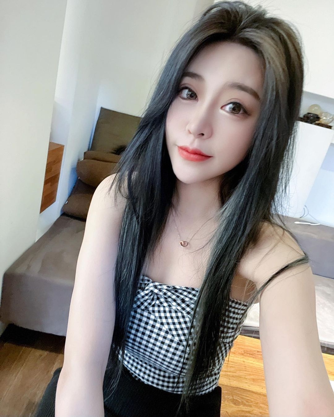 超兇猛巨乳潛水妹「Abby Chen」，豐滿白嫩「人字奶」大方露，細腰翹臀也好辣！
