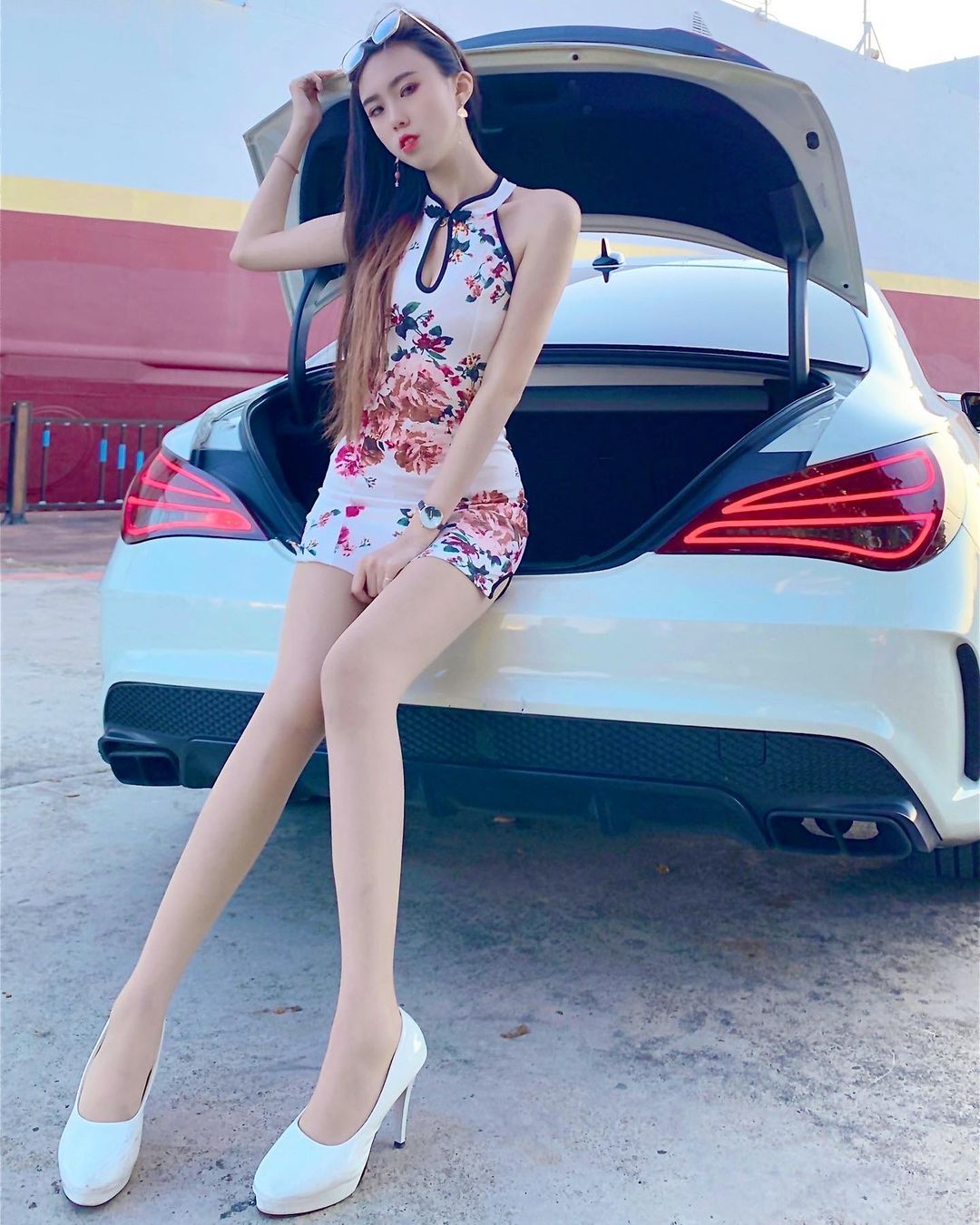 清純白皙「買賣中古車正妹」妖妖，腿長110cm比例超優，「嫩胸美腿」好搶眼！