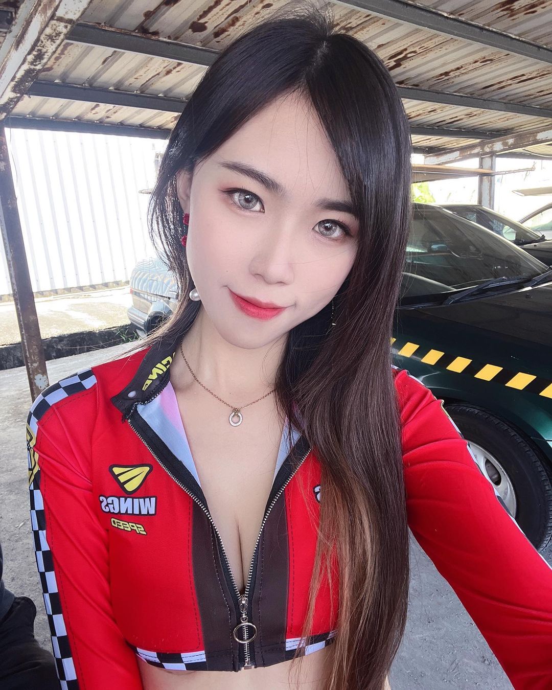 清純白皙「買賣中古車正妹」妖妖，腿長110cm比例超優，「嫩胸美腿」好搶眼！