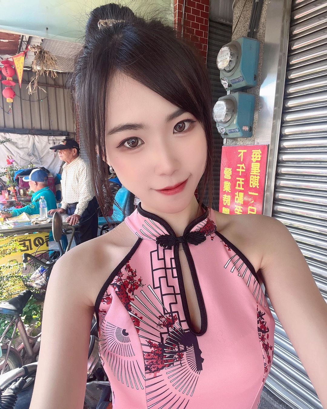 清純白皙「買賣中古車正妹」妖妖，腿長110cm比例超優，「嫩胸美腿」好搶眼！
