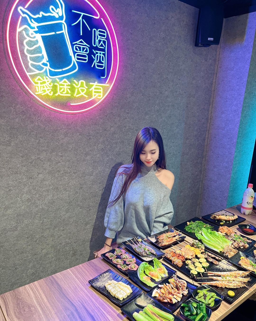 清純白皙「買賣中古車正妹」妖妖，腿長110cm比例超優，「嫩胸美腿」好搶眼！