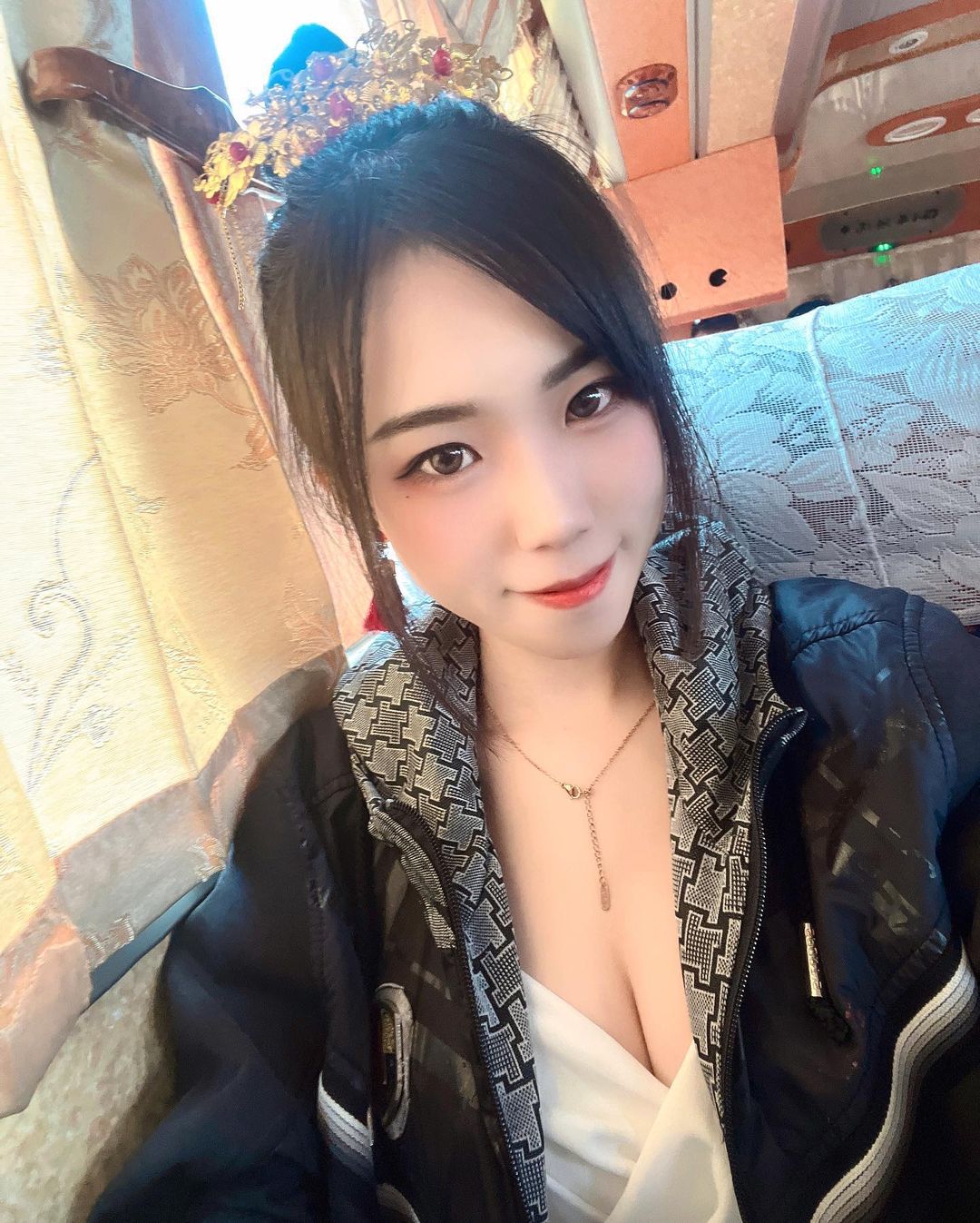 清純白皙「買賣中古車正妹」妖妖，腿長110cm比例超優，「嫩胸美腿」好搶眼！