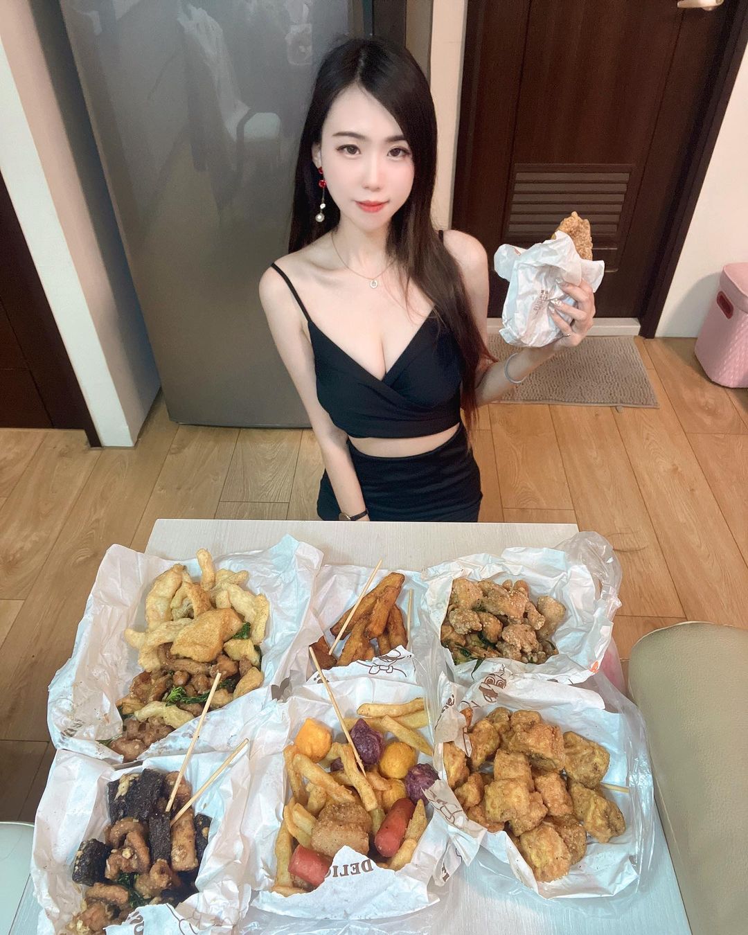 清純白皙「買賣中古車正妹」妖妖，腿長110cm比例超優，「嫩胸美腿」好搶眼！