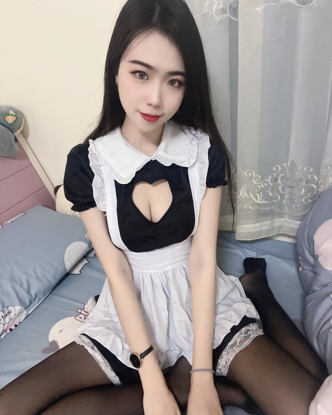 清純白皙「買賣中古車正妹」妖妖，腿長110cm比例超優，「嫩胸美腿」好搶眼！