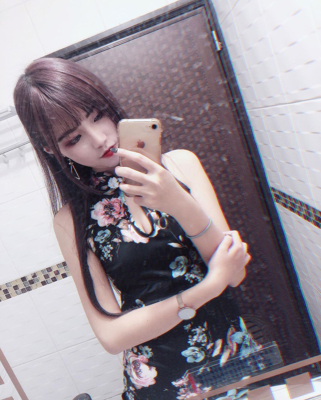 清純白皙「買賣中古車正妹」妖妖，腿長110cm比例超優，「嫩胸美腿」好搶眼！