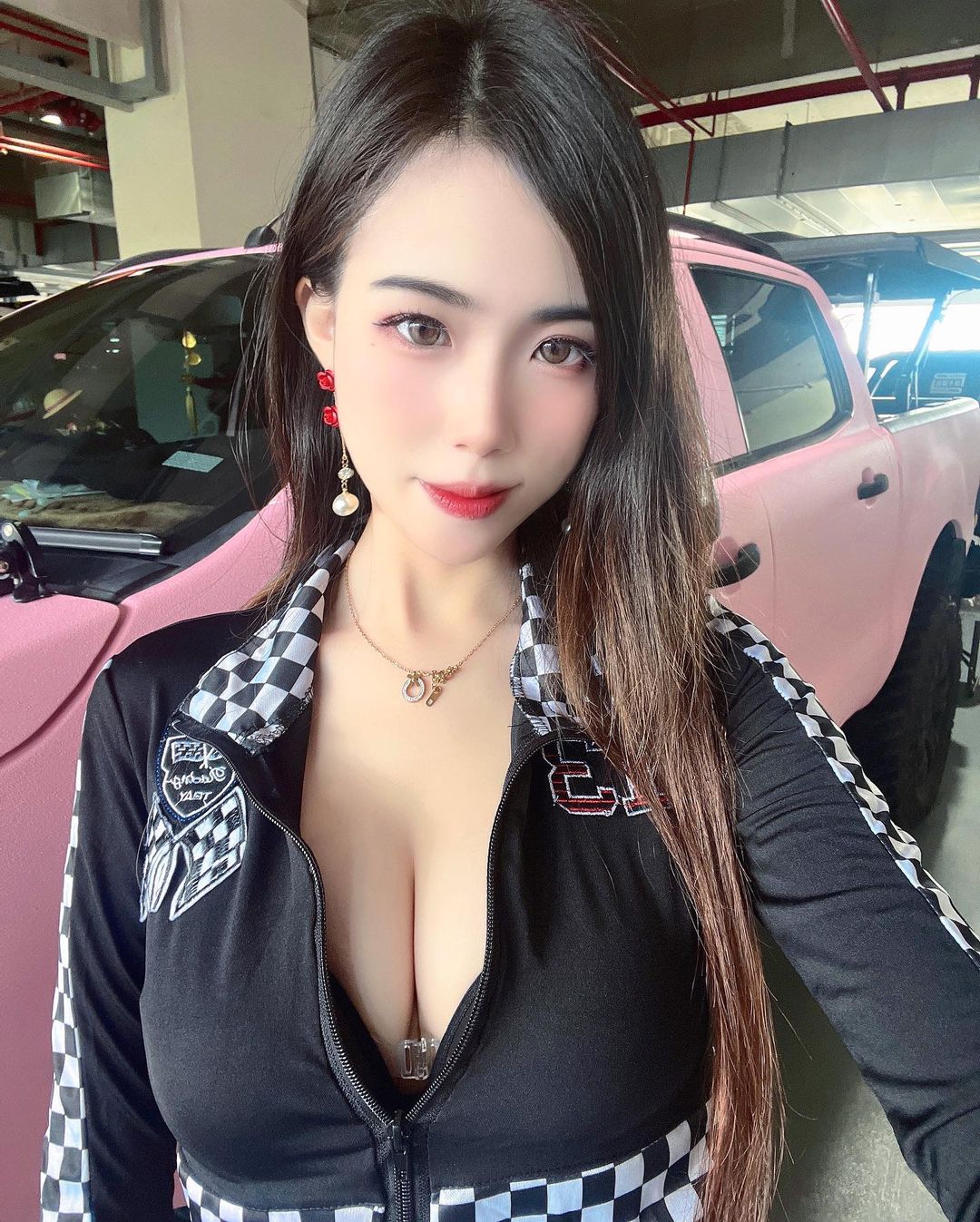 清純白皙「買賣中古車正妹」妖妖，腿長110cm比例超優，「嫩胸美腿」好搶眼！