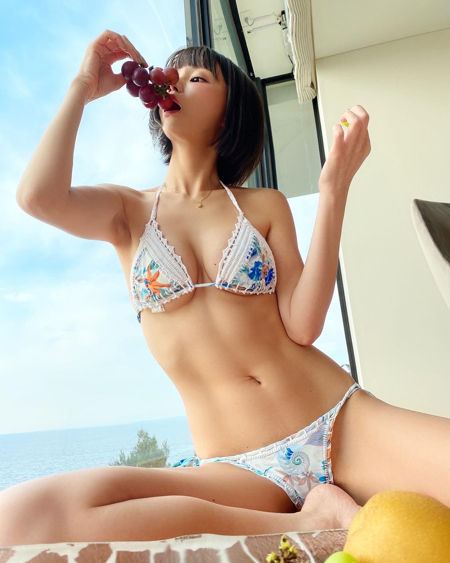 短髮網紅 Mimolemon 換上「邪惡毛衣」&#8230;正面大挖洞讓網友看呆