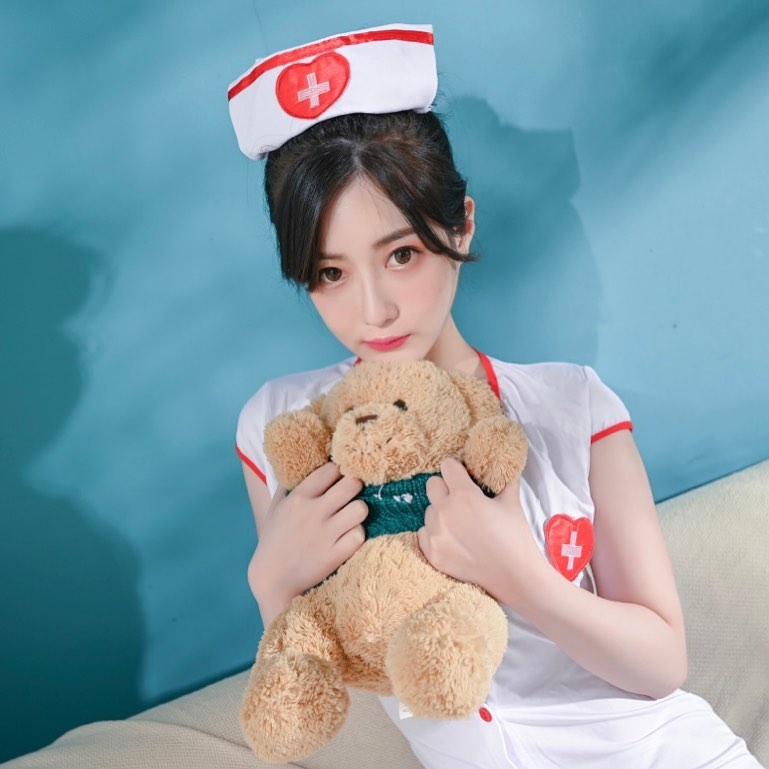 童顏巨乳正妹「璃奈醬」色氣綑綁，超迷人「32E柔軟弧度」上萬網友猛讚！