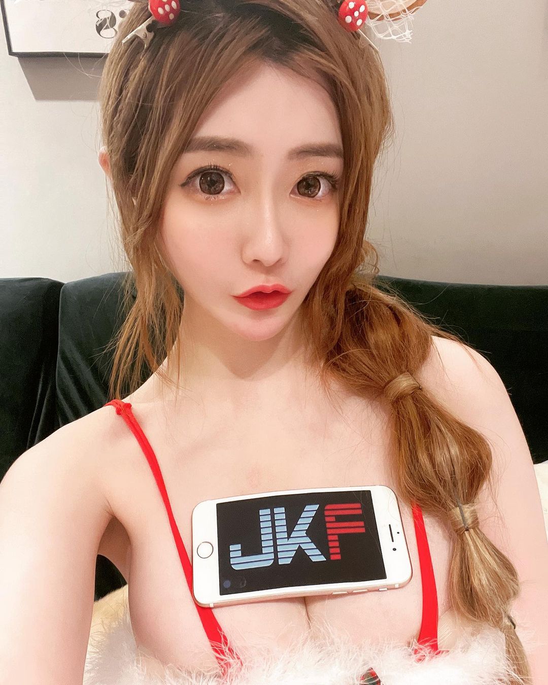 童顏巨乳正妹「璃奈醬」色氣綑綁，超迷人「32E柔軟弧度」上萬網友猛讚！