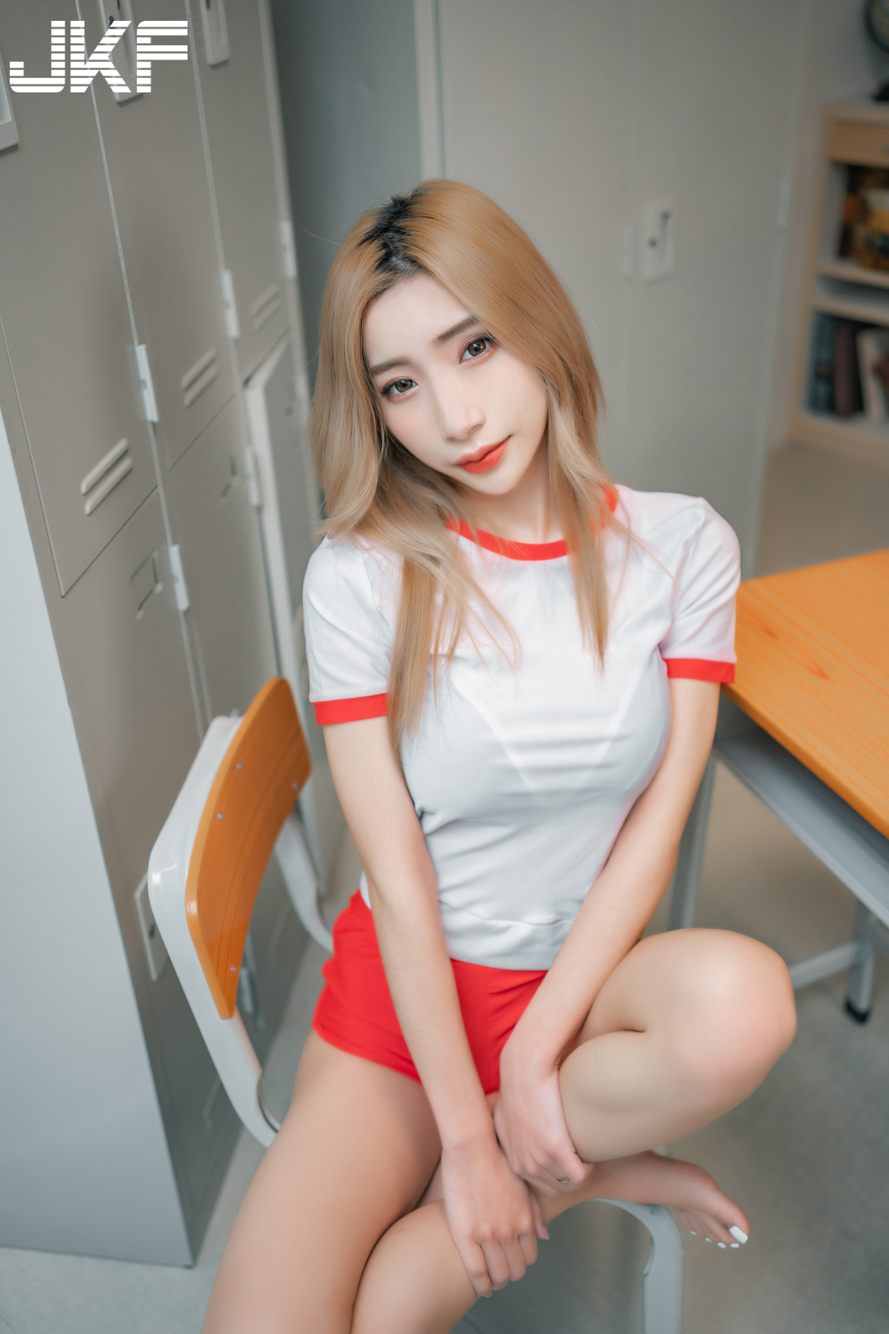放課後的教室！F奶女同學「蕭晴」掀起體育服「雪乳超誘惑」！