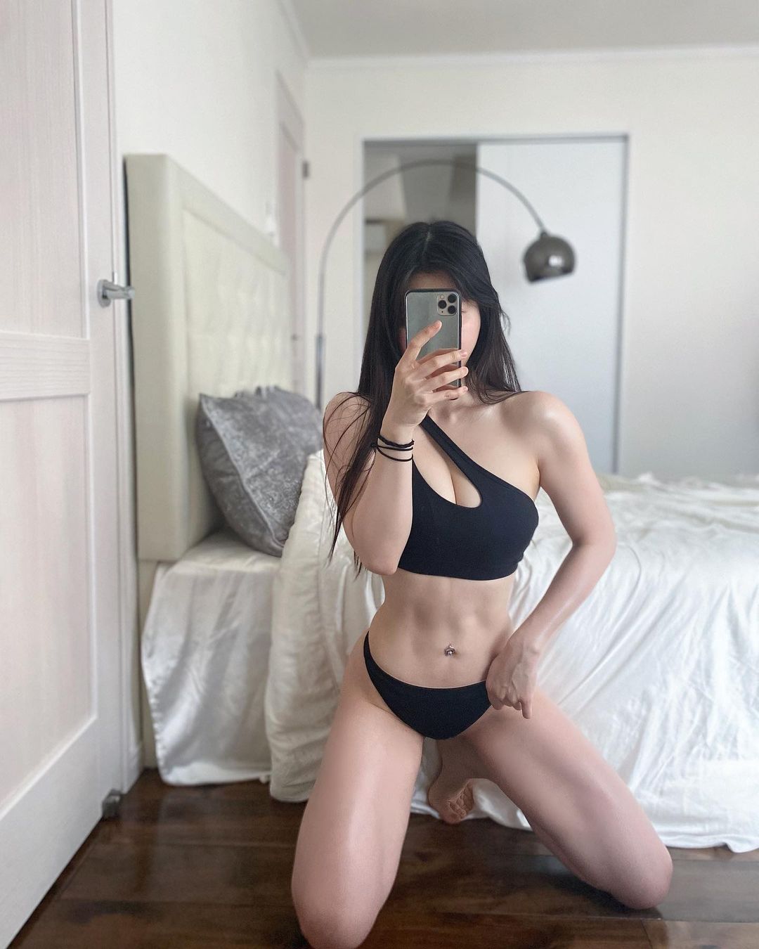 「H奶巨乳女星」火辣腹肌有夠兇！「飽滿蜜桃臀」上街回頭率超高！