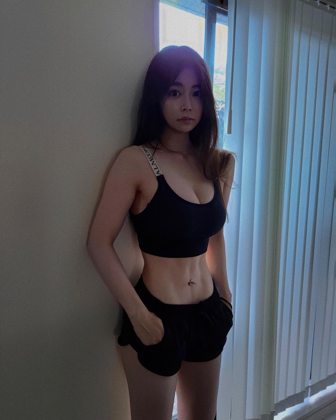 「H奶巨乳女星」火辣腹肌有夠兇！「飽滿蜜桃臀」上街回頭率超高！