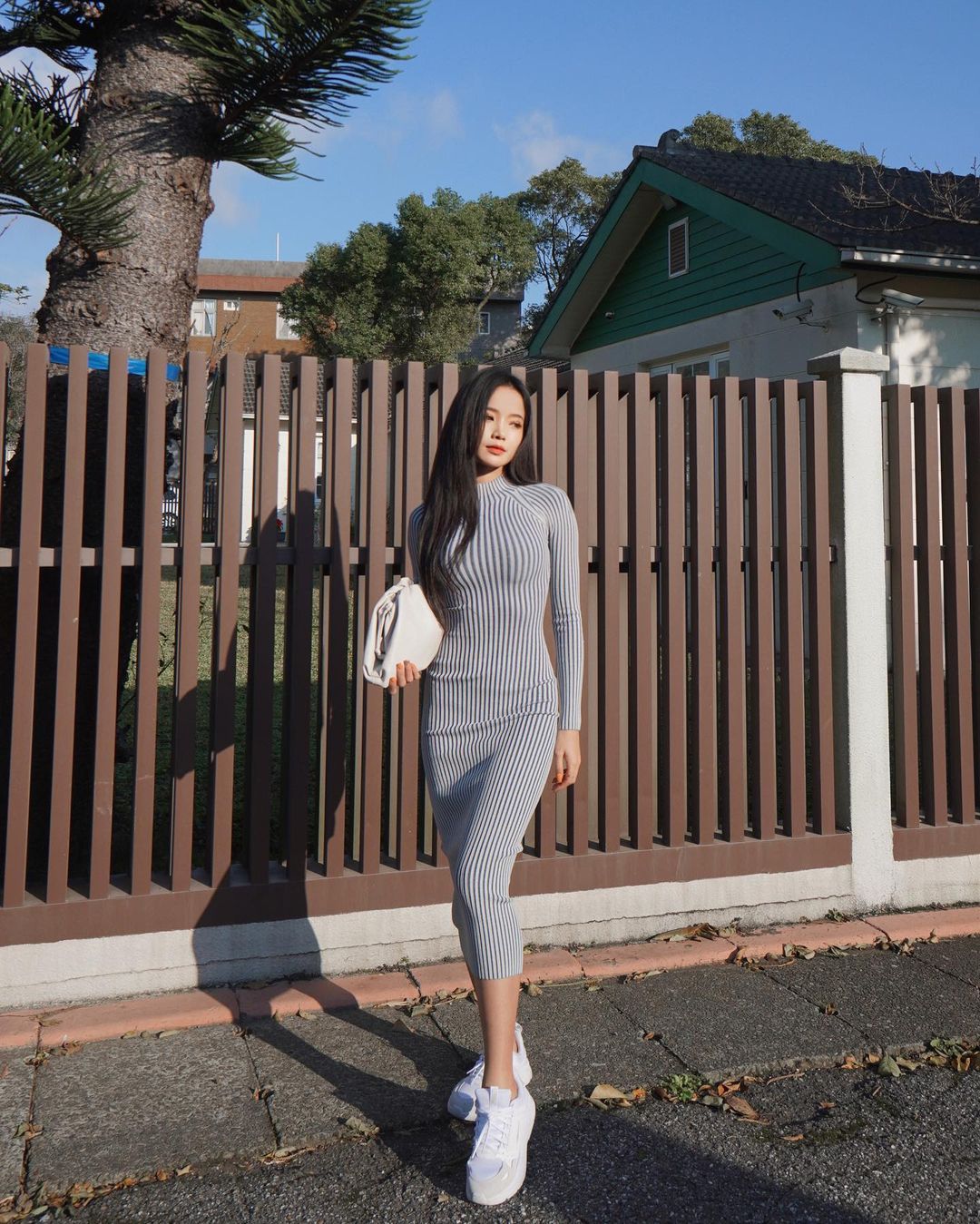 路邊拾獲「香嫩蜜香」，翹挺美臀隨腳步擺動性感破表！