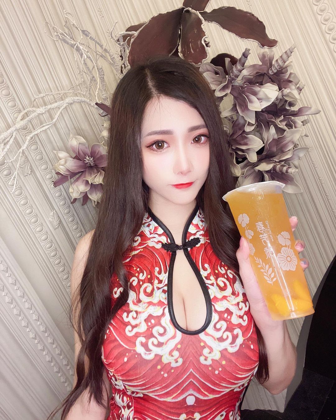 雪乳正妹「桃桃兒」火辣比基尼好養眼！「白皙E杯」連旗袍都撐起來！