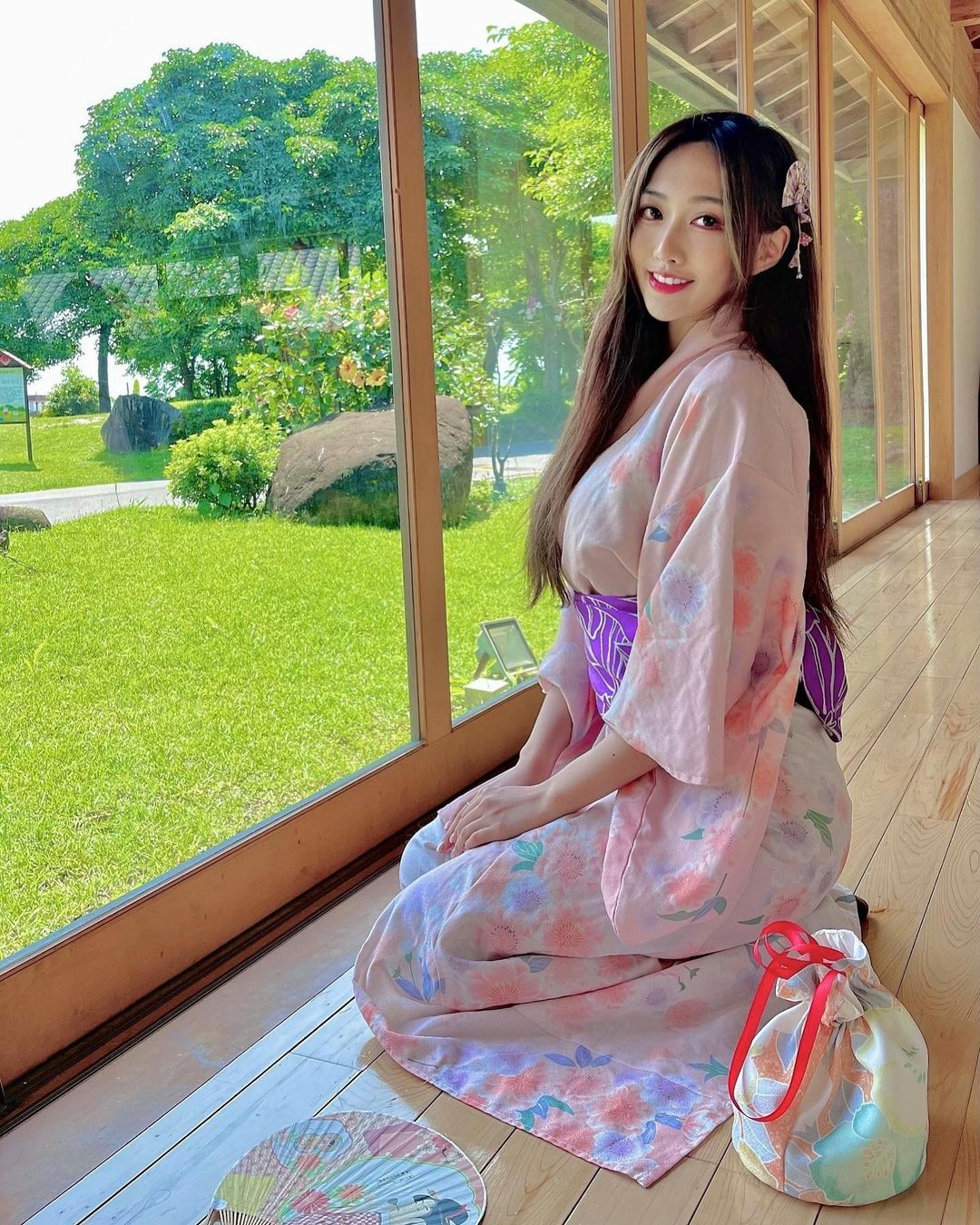 「氣質美乳妹」璇璇兒syuan牽草泥馬散步！曼妙曲線＋甜美笑容讓人一秒戀愛！