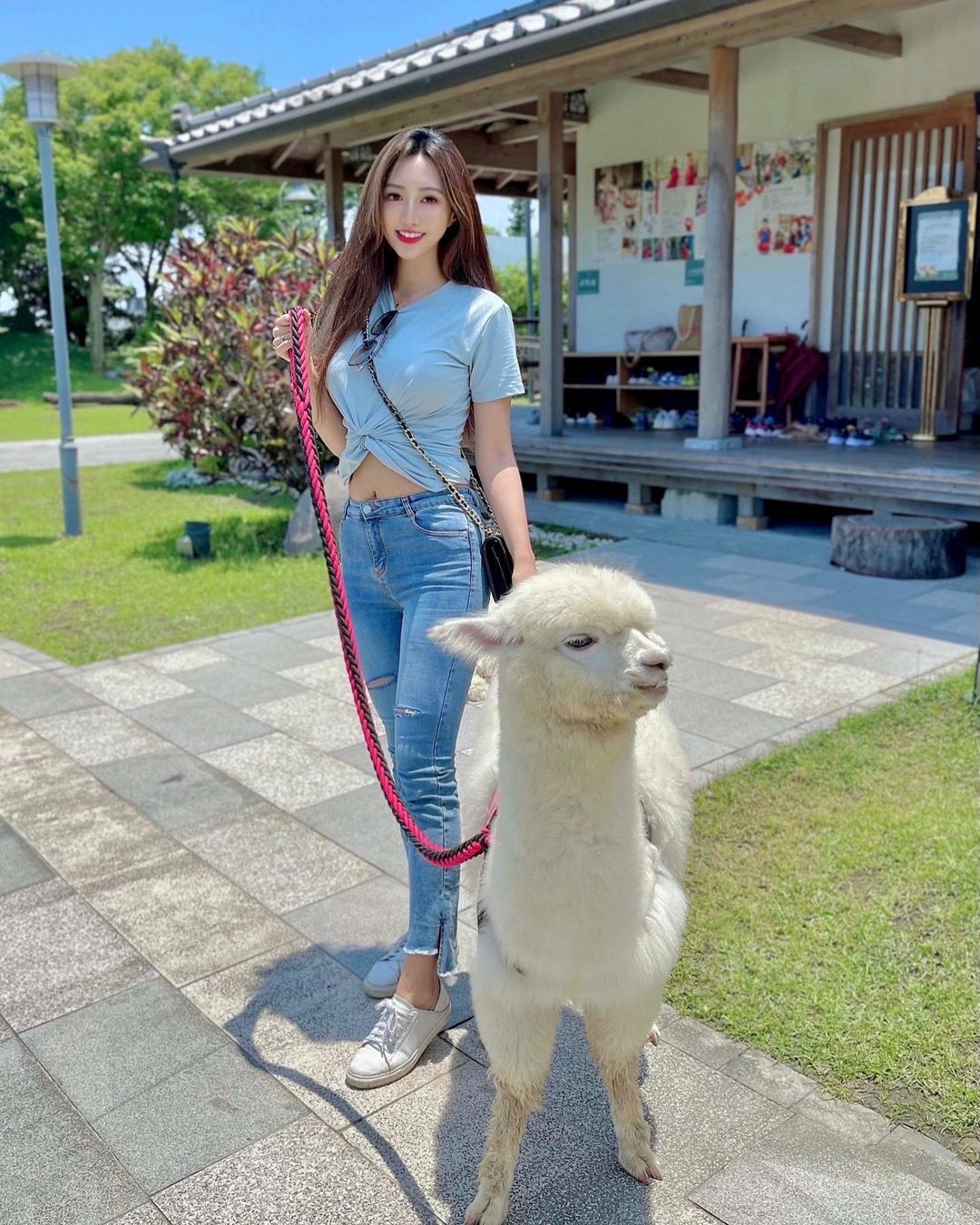 「氣質美乳妹」璇璇兒syuan牽草泥馬散步！曼妙曲線＋甜美笑容讓人一秒戀愛！