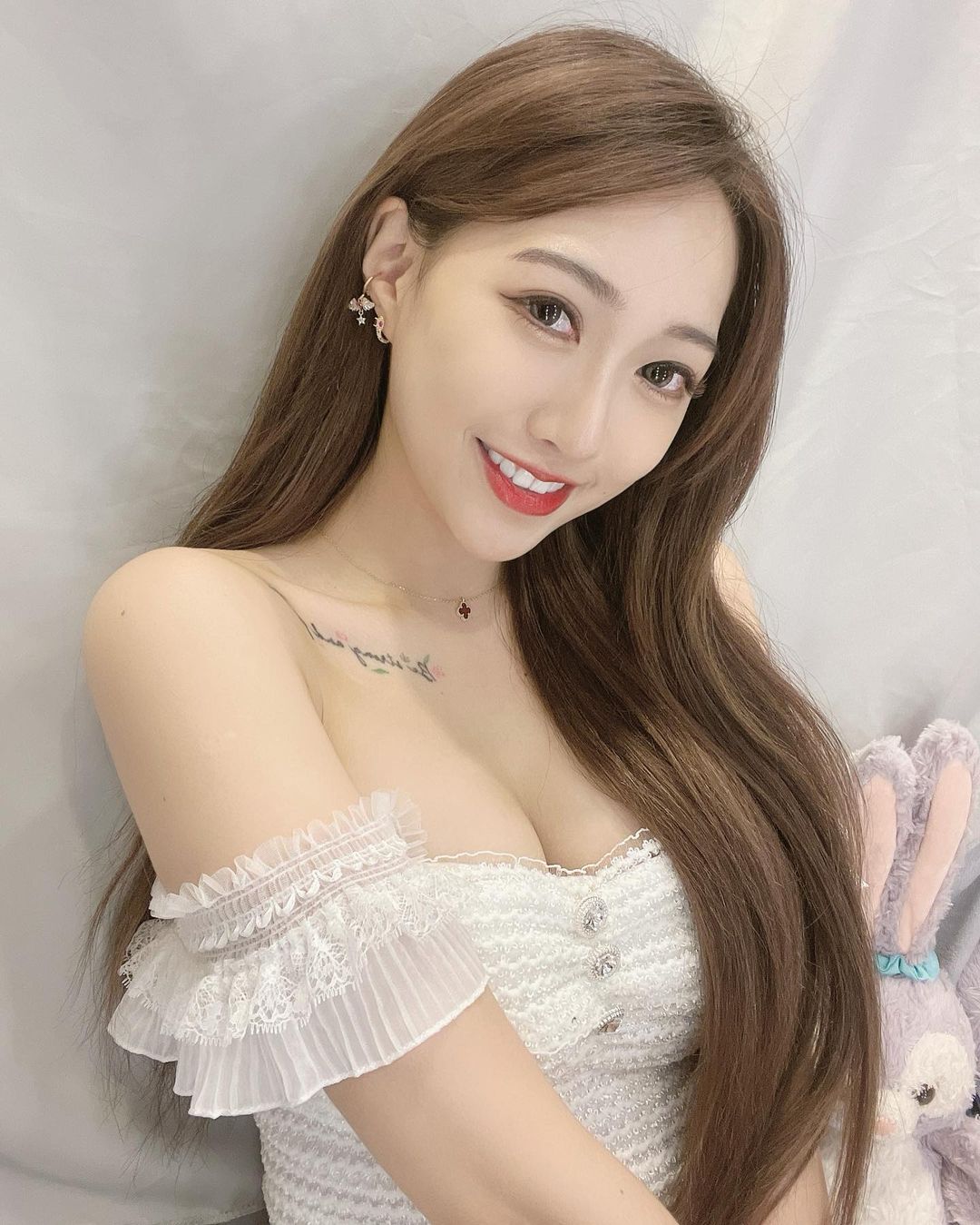 「氣質美乳妹」璇璇兒syuan牽草泥馬散步！曼妙曲線＋甜美笑容讓人一秒戀愛！