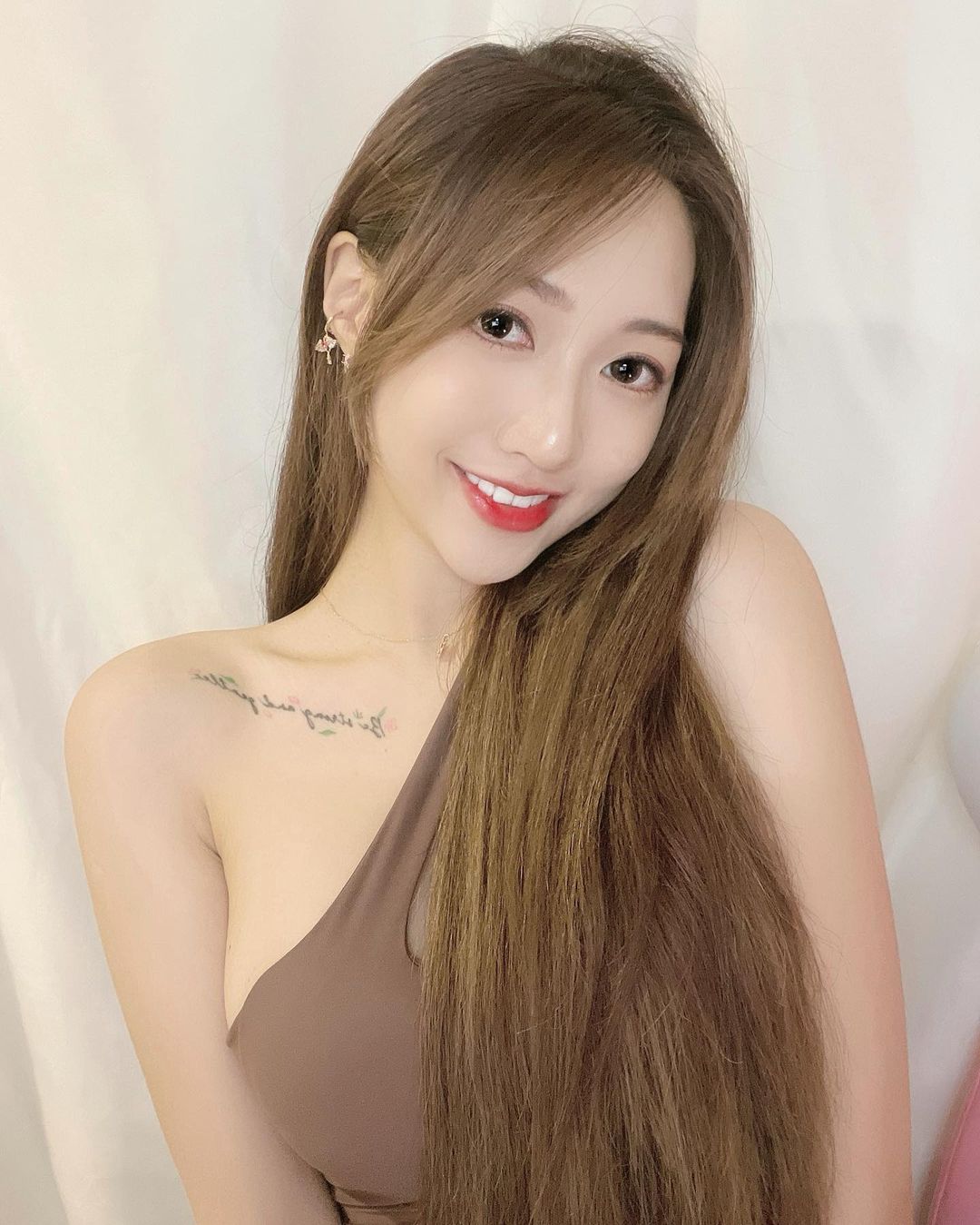 「氣質美乳妹」璇璇兒syuan牽草泥馬散步！曼妙曲線＋甜美笑容讓人一秒戀愛！