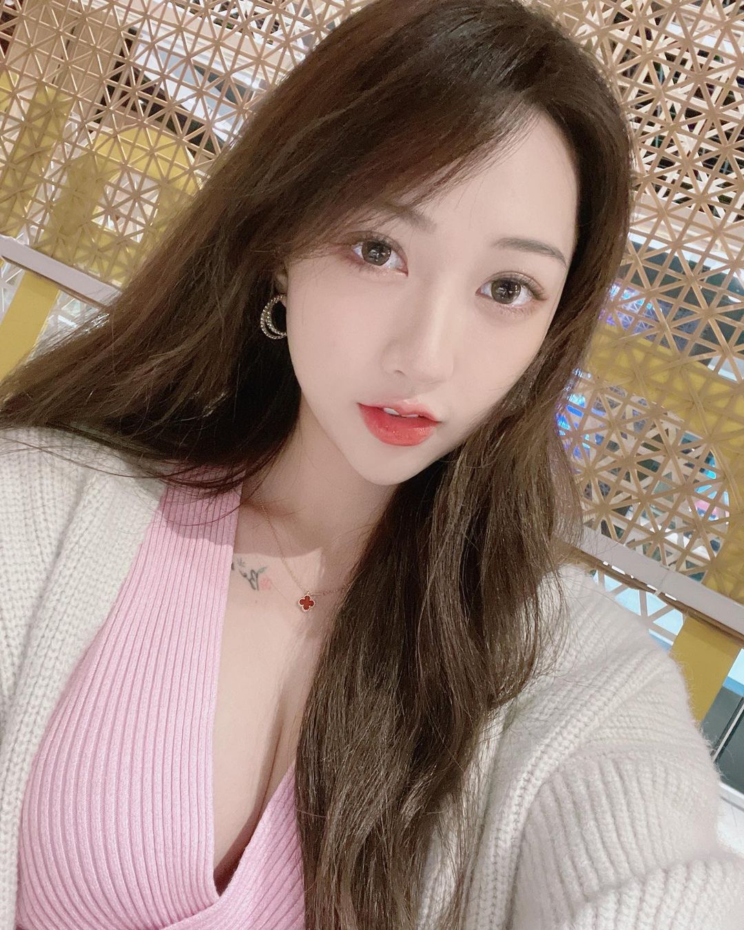「氣質美乳妹」璇璇兒syuan牽草泥馬散步！曼妙曲線＋甜美笑容讓人一秒戀愛！
