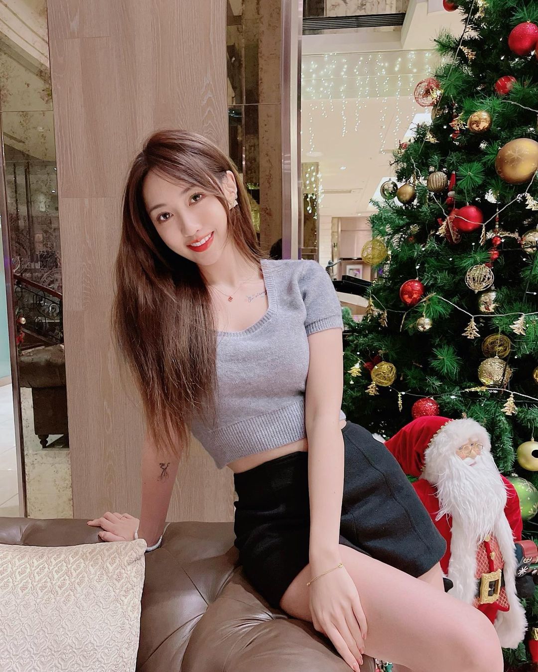 「氣質美乳妹」璇璇兒syuan牽草泥馬散步！曼妙曲線＋甜美笑容讓人一秒戀愛！