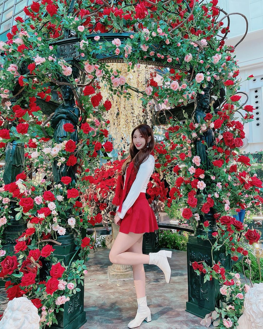 「氣質美乳妹」璇璇兒syuan牽草泥馬散步！曼妙曲線＋甜美笑容讓人一秒戀愛！
