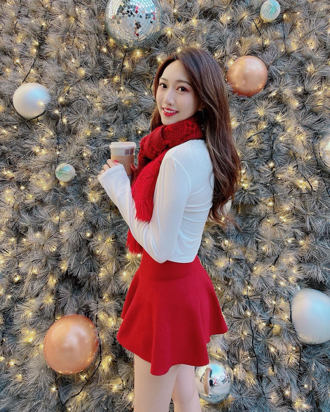 「氣質美乳妹」璇璇兒syuan牽草泥馬散步！曼妙曲線＋甜美笑容讓人一秒戀愛！