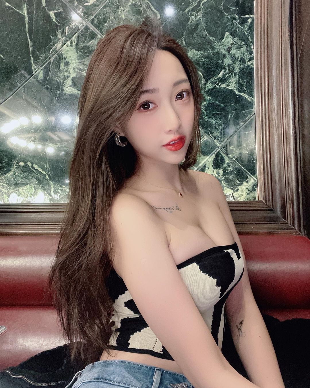 「氣質美乳妹」璇璇兒syuan牽草泥馬散步！曼妙曲線＋甜美笑容讓人一秒戀愛！