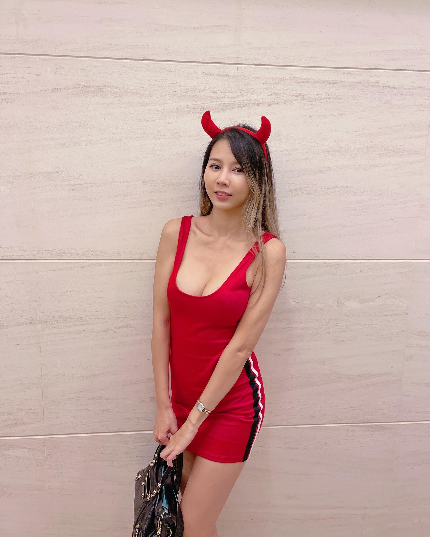 超辣！科技法律研究員「艾莉絲 Alice」開胸泳裝展現姣好身材