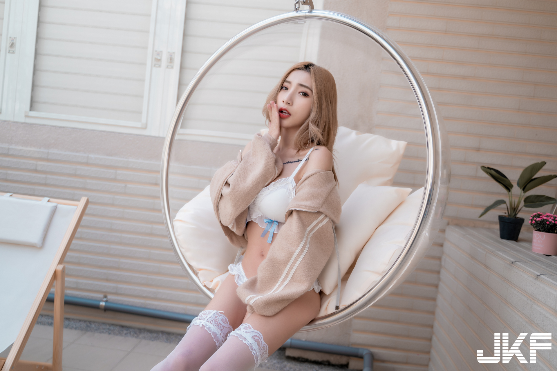 「巨乳小隻馬」蕭晴的浪漫誘惑！甜美內衣秀「細腰翹臀」Ｓ曲線好銷魂！