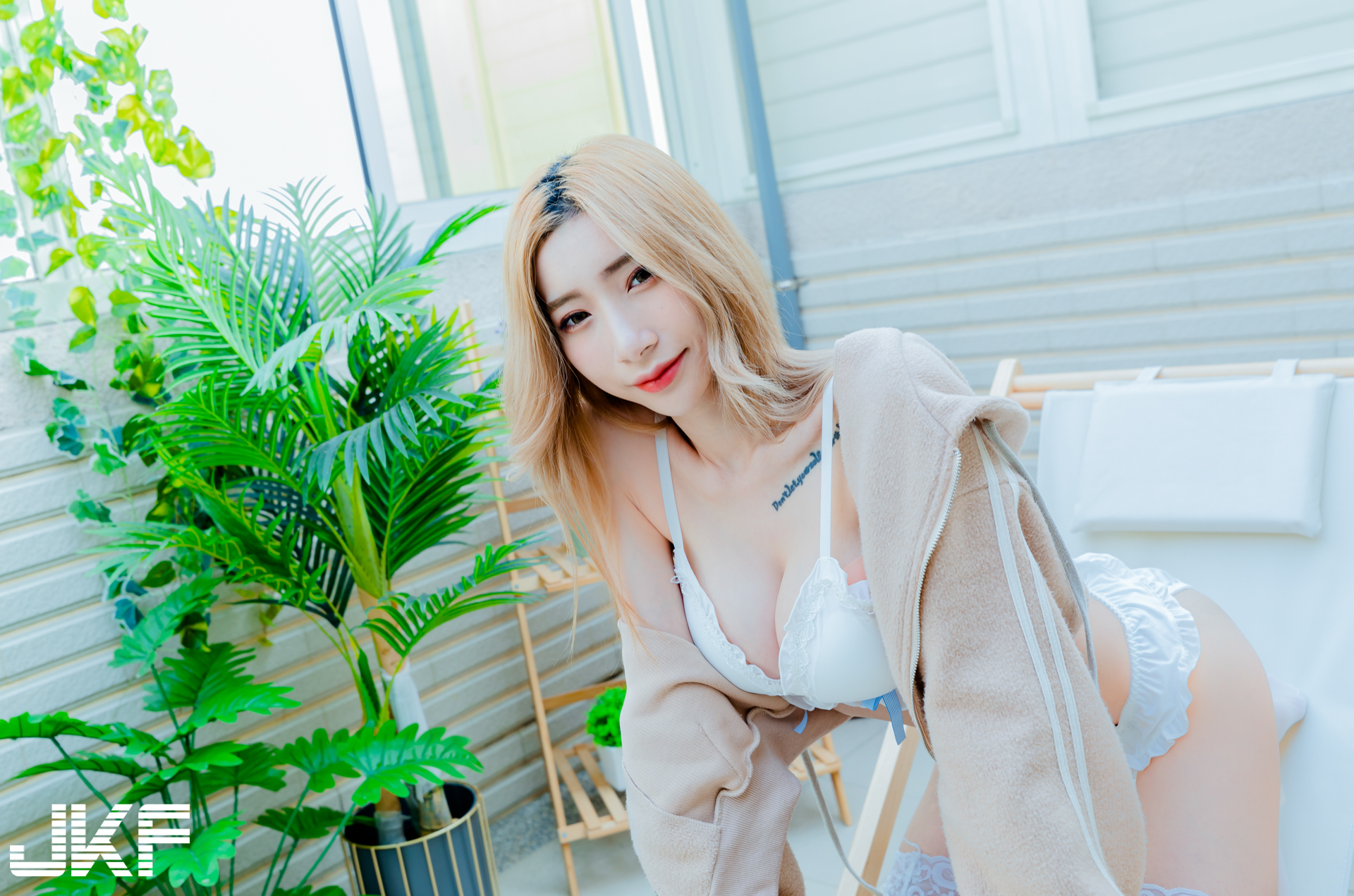 「巨乳小隻馬」蕭晴的浪漫誘惑！甜美內衣秀「細腰翹臀」Ｓ曲線好銷魂！