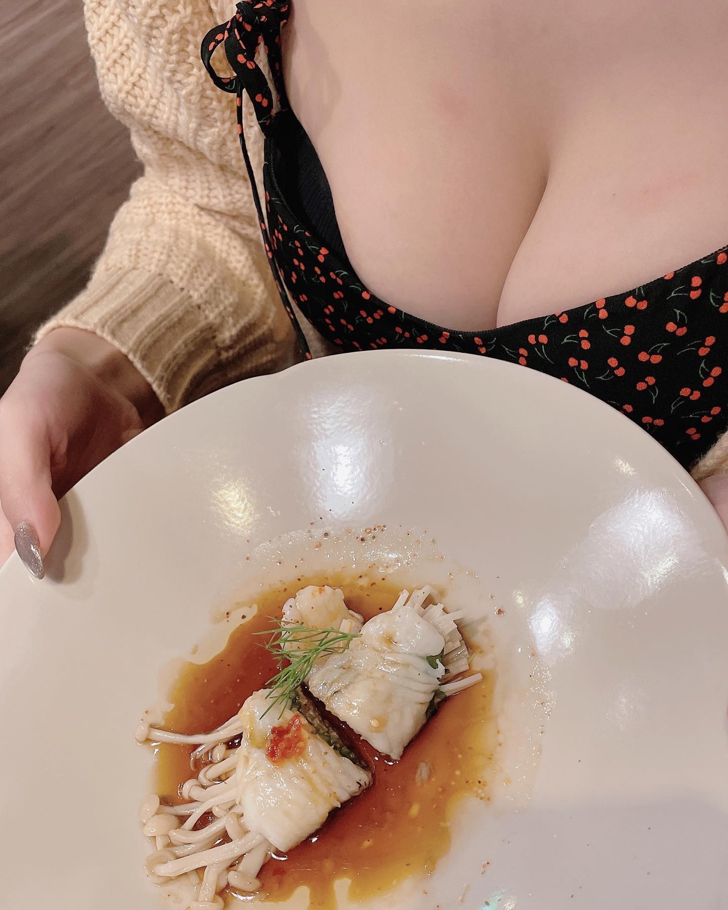 上帝視角唯一正解！「羅莉 Rolly」超敬業　業配美食必爆乳合照