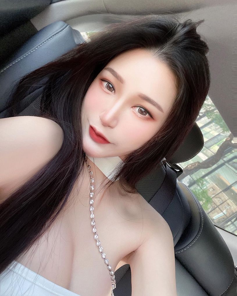 白皙正妹「小麻煩」深溝好長呀，「精緻五官」讓人著迷！