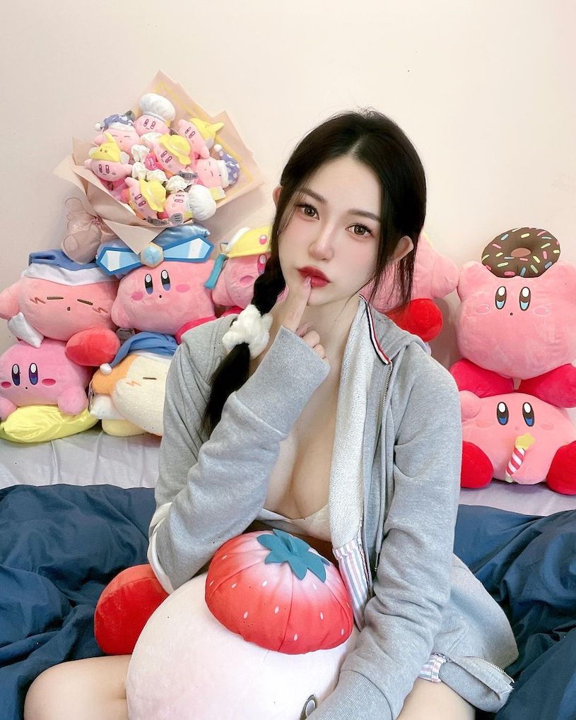 白皙正妹「小麻煩」深溝好長呀，「精緻五官」讓人著迷！