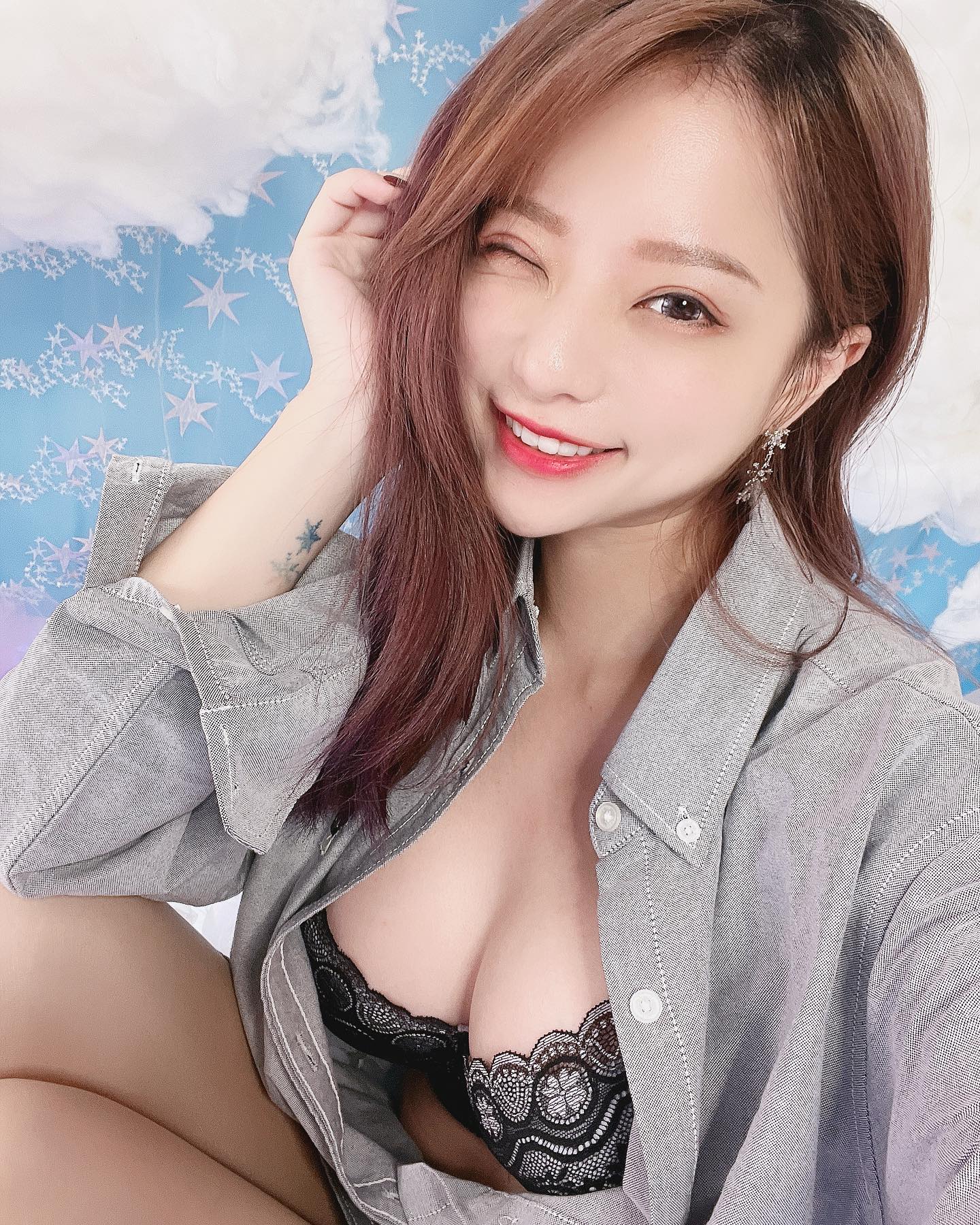 現在聽什麼牌？微甜女孩「諶多芬」爆乳打麻將讓人無法專心