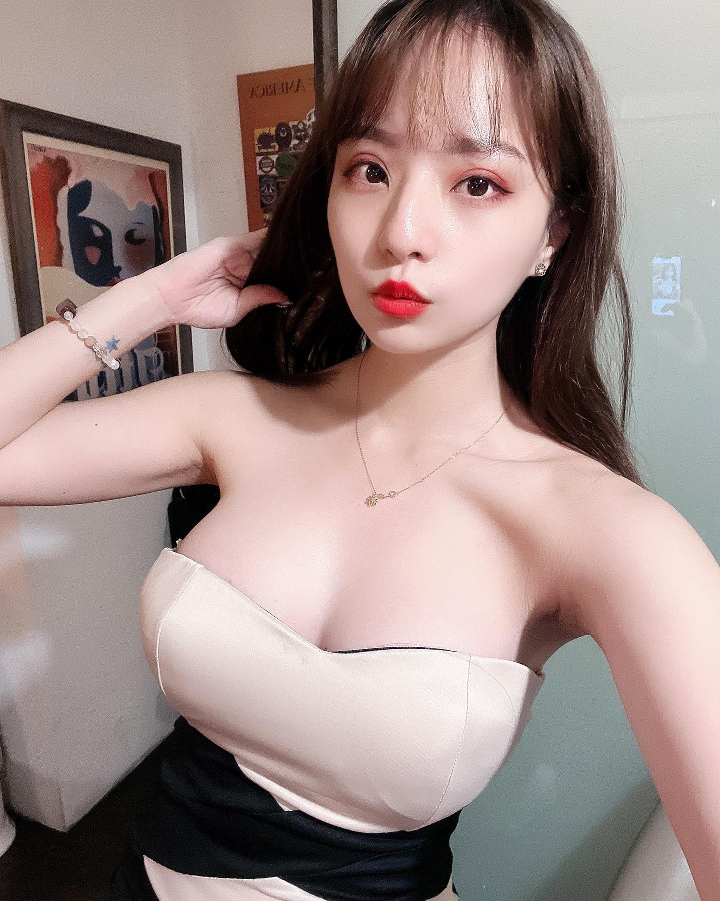 現在聽什麼牌？微甜女孩「諶多芬」爆乳打麻將讓人無法專心