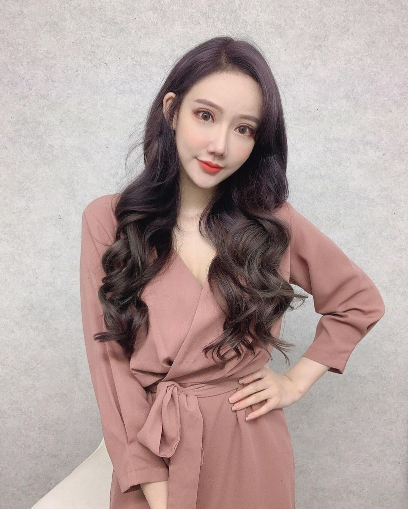 正妹美甲師「高高」緊身裝好辣，「凹凸有致的曲線」超迷人！