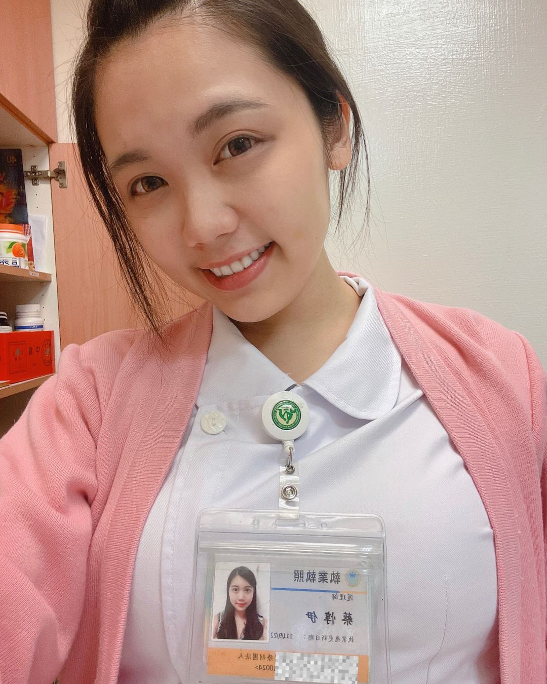 甜美「正妹護理師」笑容讓人戀愛！制服裡暗藏美乳，網友稱讚：超可愛！