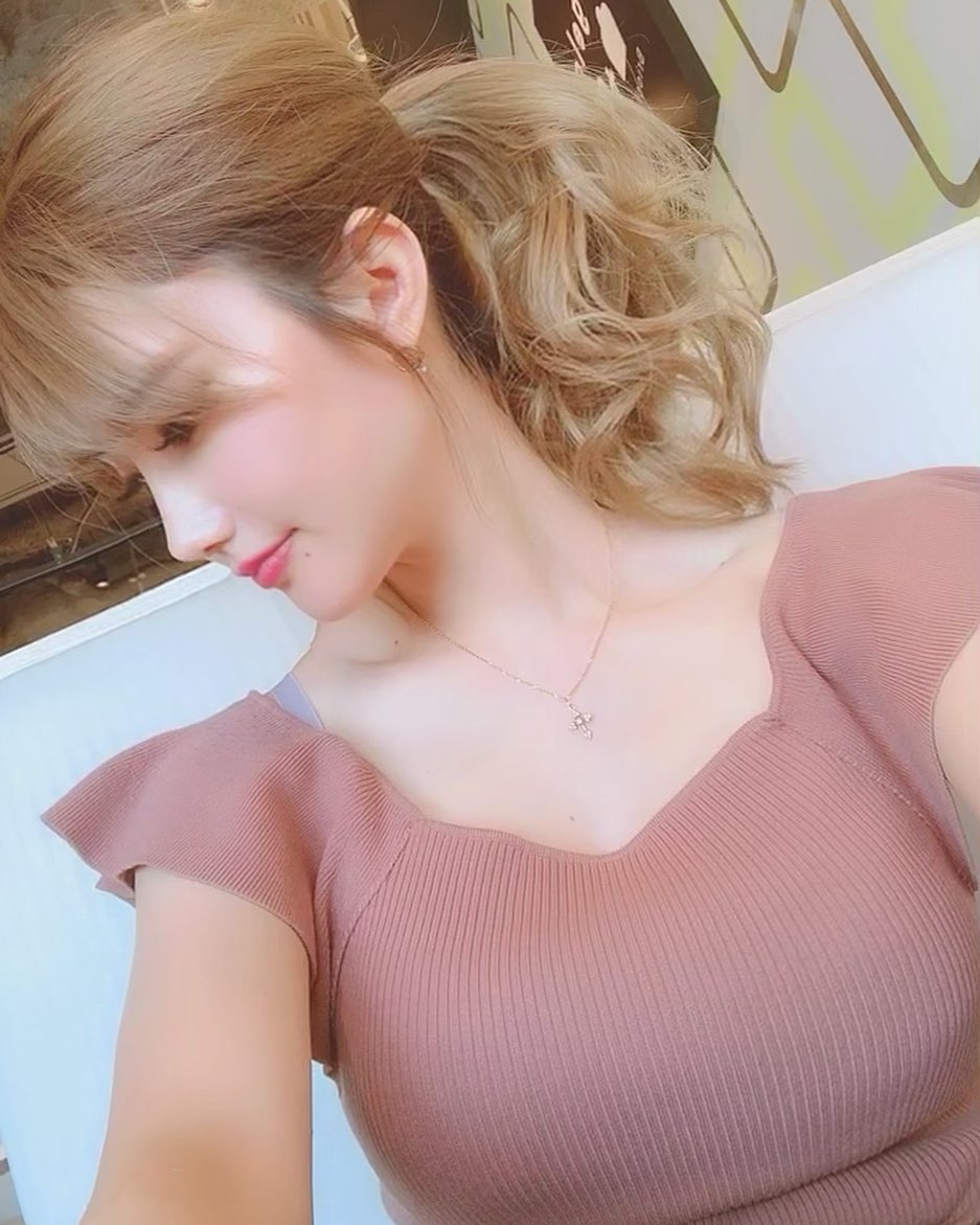 氣質正妹「KIKA」外型美到逆天，超渾圓美胸把大家都電暈了！酥胸一露就好傲人啊！ - 美女圖 -