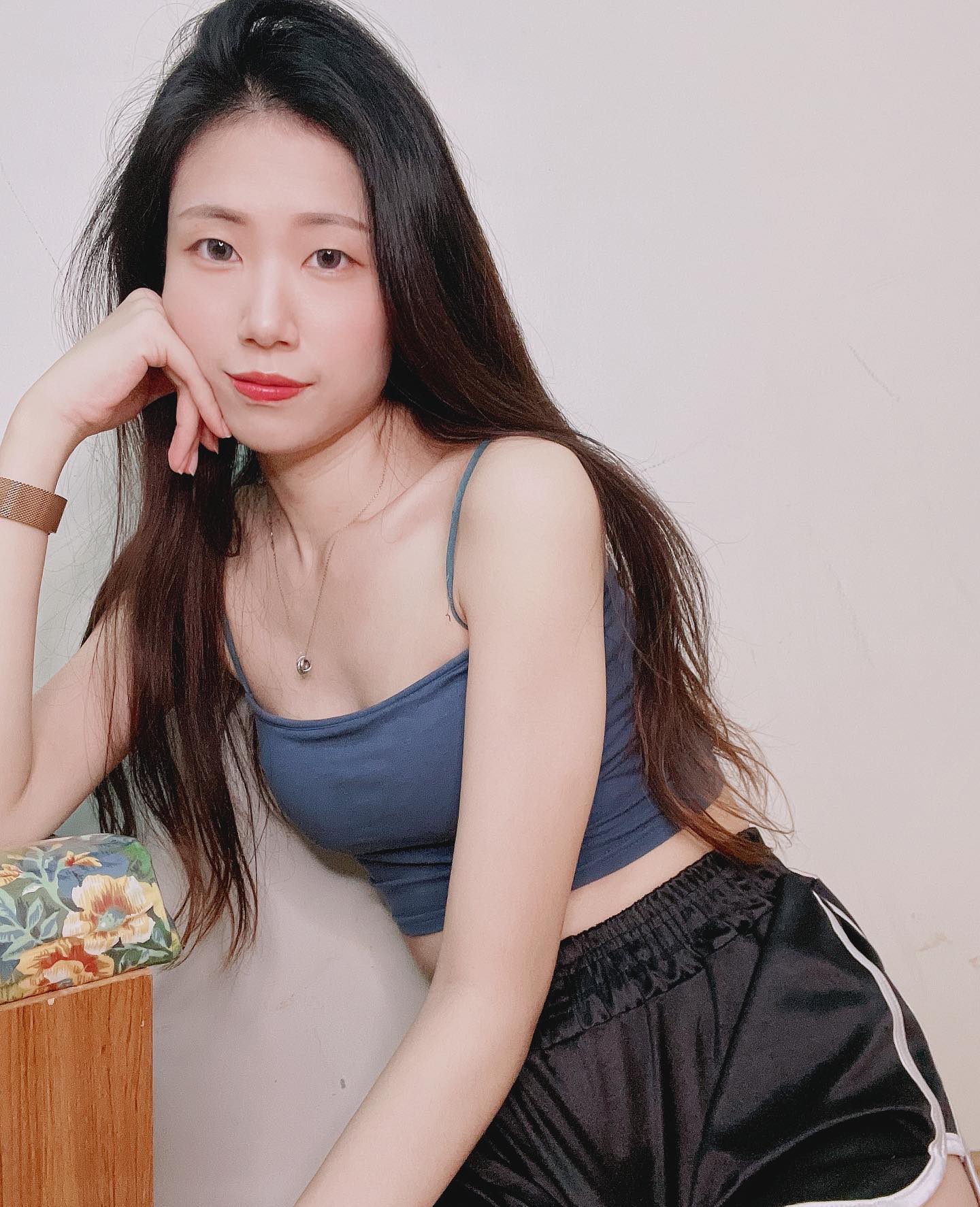 氣質小清新「Jane」美嫩長腿橫掃路面，電眼＋細白長腿讓路人都盯傻了！ - 美女圖 -